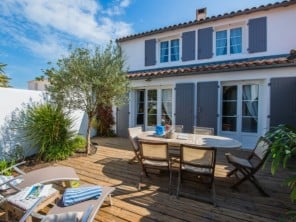 Family Friendly Holiday House 300m from the Beach